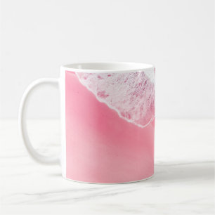 Taza De Café Vista aérea de una playa de arena rosa en el sur d