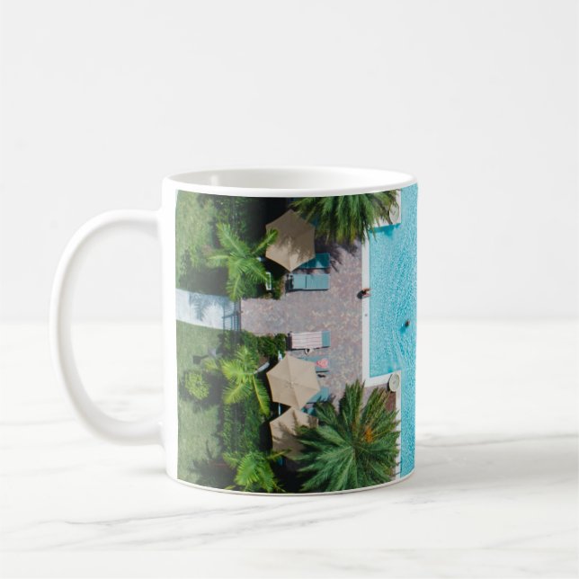Taza De Café Vista aérea del edificio de hormigón azul y blanco (Izquierda)