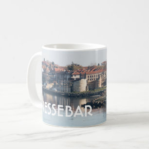 Taza De Café Vista de la famosa ciudad búlgara de Nessebar