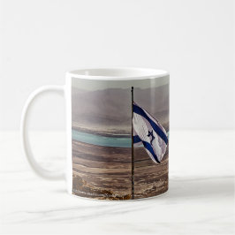 Taza De Café Vista de Masada con bandera y título en hebreo