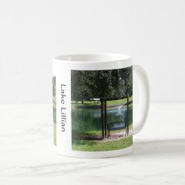 Taza De Café Vista de un pequeño lago de ciudad