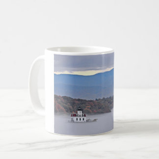 Taza De Café Vista del faro del prado de Esopus en la niebla