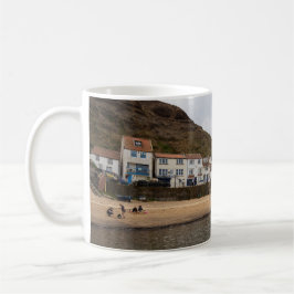 Taza De Café Vista del puerto del pueblo de Staithes