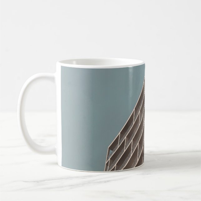 TAZA DE CAFÉ VISTA INFERIOR DEL EDIFICIO DE ALTO AUMENTO (Izquierda)