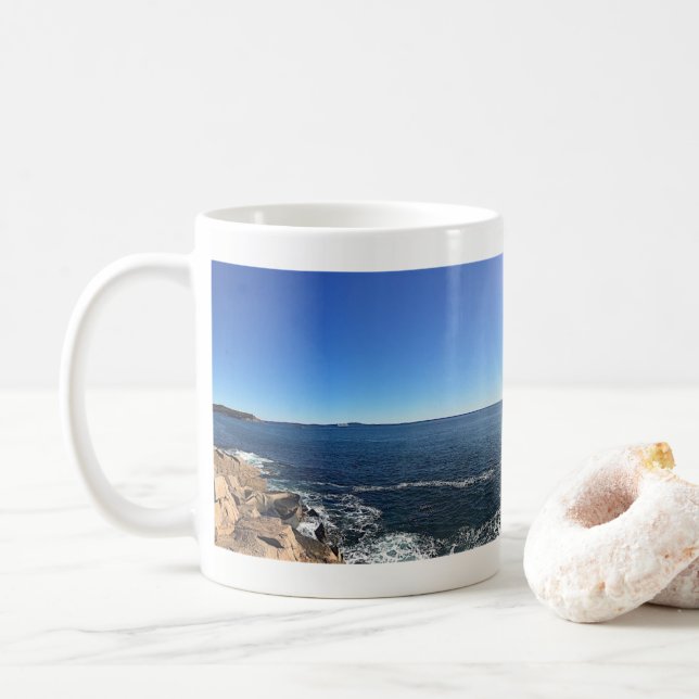 Taza De Café Vista panorámica de la costa rocosa (Con donut)