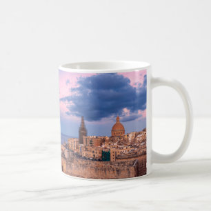 Taza De Café Vista panorámica de la puesta de sol sobre La Vale