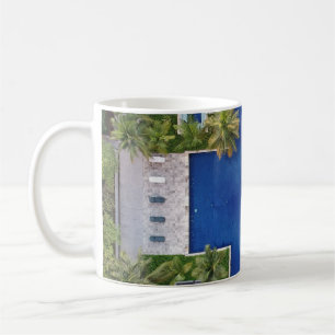 Taza De Café Vistas aéreas a la piscina rodeada de palmeras