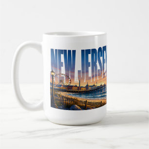 Taza De Café Vistas del océano en el paseo marítimo costero de 