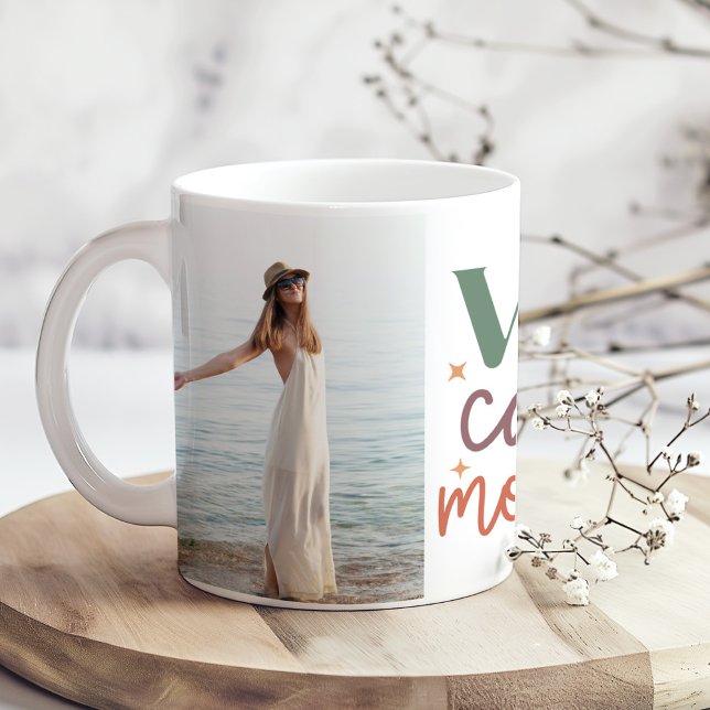 Taza De Café "Vive cada momento" 2 fotos de Personalizados Insp ("Vive Cada Momento" 2 Custom Photos Inspirational Coffee Mug on a boho table with tiny flowers.)
