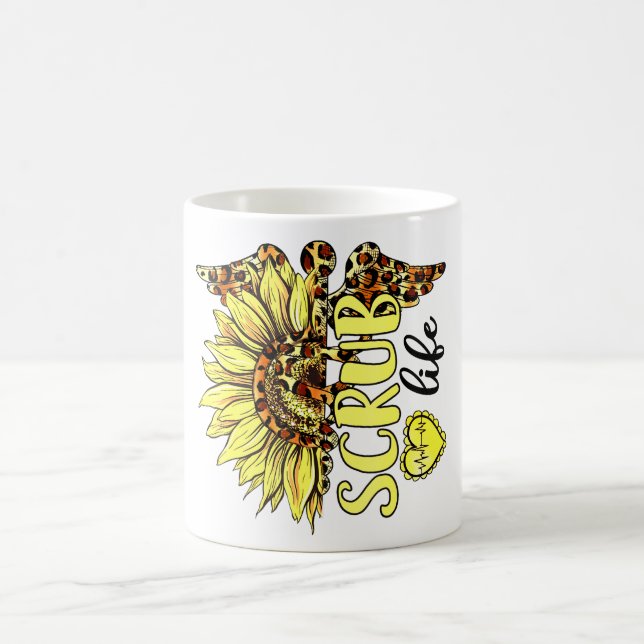 Taza De Café Viviendo La Vida De Scrub Enfermera De Leopardo De (Centro)
