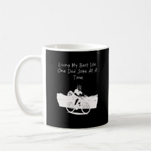 Taza De Café Viviendo mi mejor vida, una broma de papá a la vez