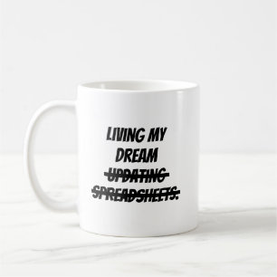 Taza De Café Viviendo mi sueño actualizando hojas de cálculo.