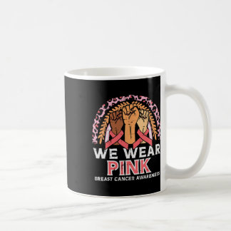 Taza De Café Vivimos Hombres Rosados Que Usan Puños De Concienc