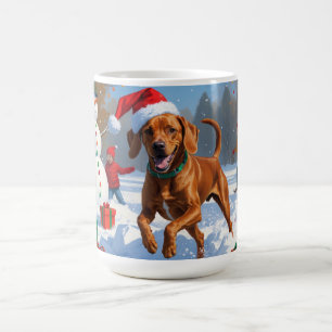 Taza De Café Vizsla corriendo en la nieve con sombrero de Navid