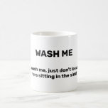 Taza De Café WASH ME Funny Personalizado Texto sucio<br><div class="desc">LÁMAME Sí,  lávame,  ¡no me dejes aquí sentado en este lavabo! Graciosa taza de café para esa persona fastidiosa que nunca lava su taza.</div>