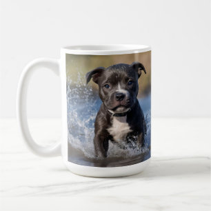 Taza De Café "Wave Chaser: Una golondrina mullida jugando en el