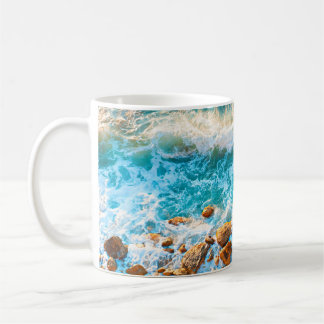 Taza De Café Waves on a rocky beach at sunset. Aerial viewbeach
