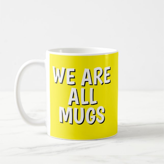 Taza De Café "We Are All Mugs” Mug – Cheeky Ceramic Yellow (Izquierda)