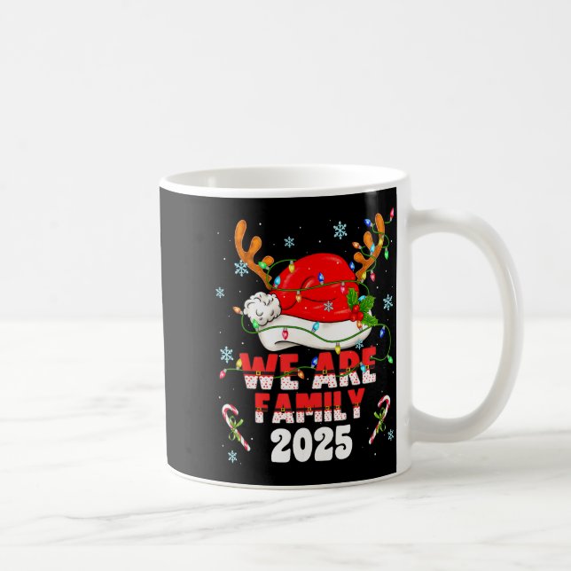 Taza De Café We Are Family 2025 Christmas Tree Santa Pjs Group  (Derecha)