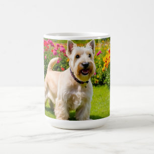 Taza De Café Wheaten Scottish Terrier jugando en Flowers Grass