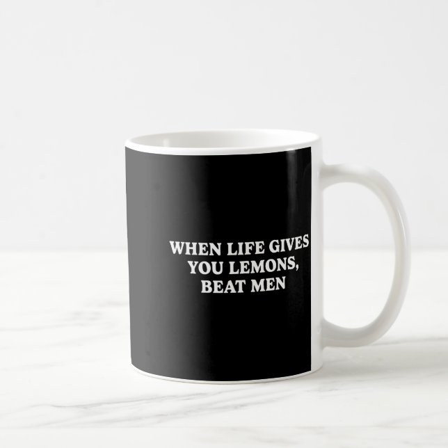 Taza De Café When Life Gives You Lemons Beat Men Funny Sarcasm  (Derecha)