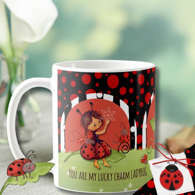 Taza De Café Whimsical Ladybug Garden "Lucky Charm" Wrap-Around (Whimsical Ladybug Garden Lucky Charm Wrap-Around Coffee Mug)