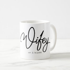 Taza De Café Wifey en fuente de lujo con la fecha