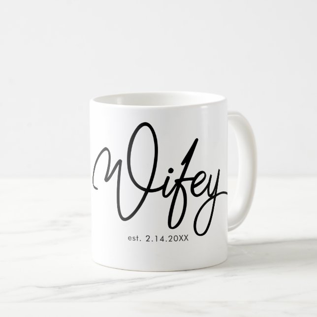 Taza De Café Wifey en fuente de lujo con la fecha (Anverso derecho)