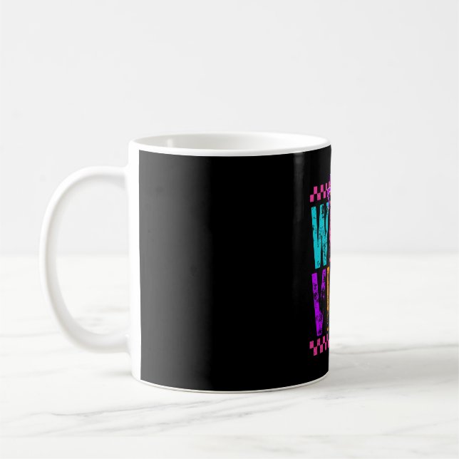 Taza De Café Witch Vibes Halloween Neon Checkered Bow (Izquierda)