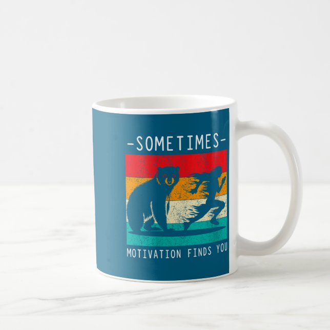 Taza De Café Womens Sometimes Motivation Finds You Funny Quote  (Derecha)