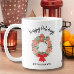 Taza De Café Wreath Navidades de cookies navideñas personalizad<br><div class="desc">Esta taza de Navidad está decorada con una cortina de agua de galletas, holly, una cinta roja, y dice Felices Fiestas. Personalizable fácil. Utilice la Herramienta de diseño para cambiar el tamaño, estilo o color del texto. A medida que creamos nuestra obra de arte no encontrarás esta imagen exacta de...</div>