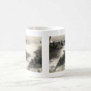 Taza De Café WWII B-24s sobre los campos petrolíferos de