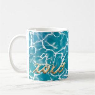 Taza De Café XOXO besando el agua del Mar Azul