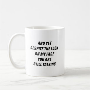 Taza De Café Y sin embargo, a pesar de la expresión en mi cara,