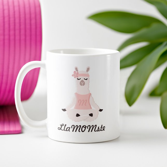 Taza De Café Yoga Llama Mom | Monograma rosa LlaMOMste (Yoga Llama Mom | LlaMOMste Cute Pink Monogram Coffee Mug)