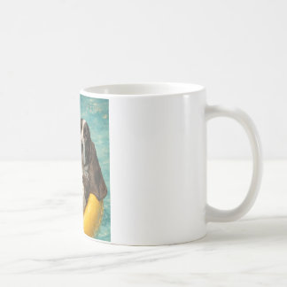 Taza De Café Yogi the Basset Hound Chilling at the Pool Mug