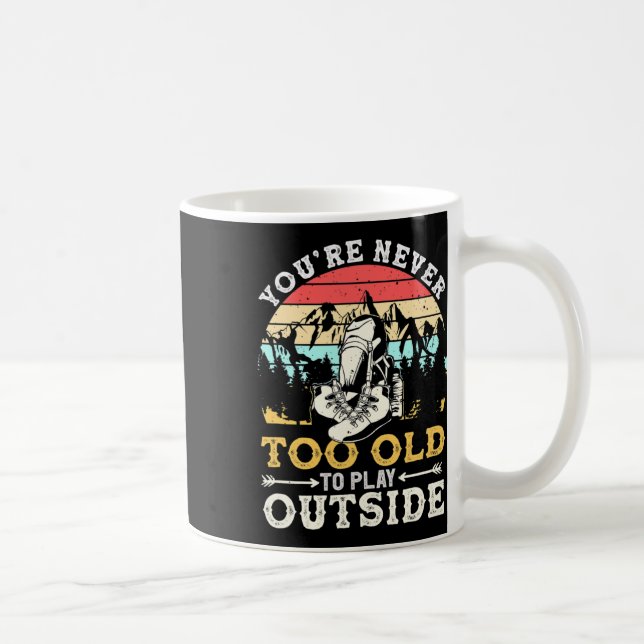Taza De Café You're Never Too Old To Play Outside Mountain Hiki (Derecha)