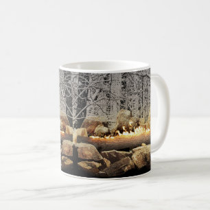 Taza De Café Yule Log en un bosque nevado