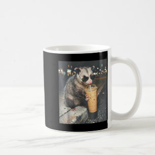 Taza De Café Zarigüeya bebiendo café helado meme divertido de a