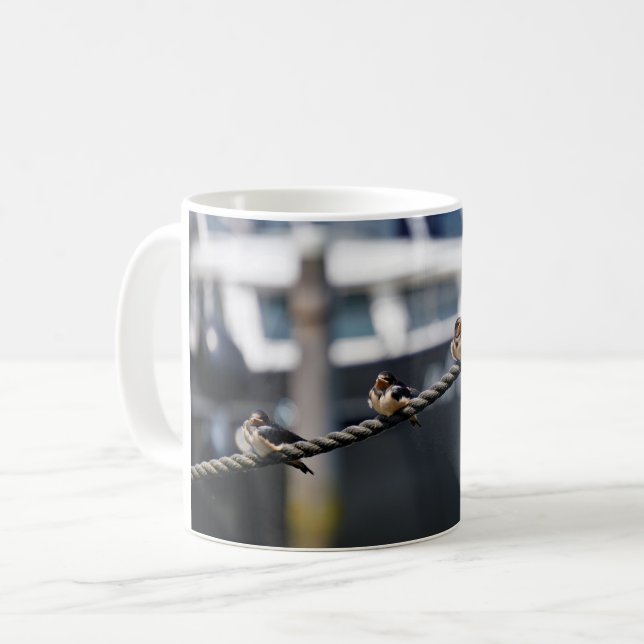 Taza De Café Zwaluw vogeltjes die op een lijn zitten in de have (Anverso izquierdo)