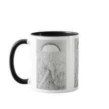 Taza de camino dibujado a mano y pinos con luna