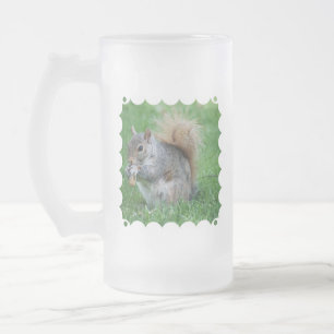 Taza de cerveza helada ardilla gris