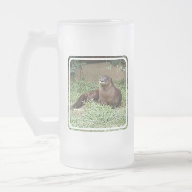 Taza de cerveza helada nutria linda (Izquierda)