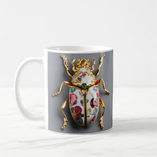 TAZA  DE COLOR BLANCO CON IMPRESION DE ESCARABAJO 