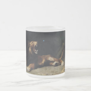 Taza De Cristal Esmerilado Agarra león en una mariposa