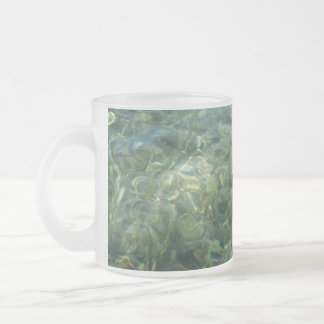 Taza De Cristal Esmerilado Agua sobre hierba marina en la naturaleza caribeña