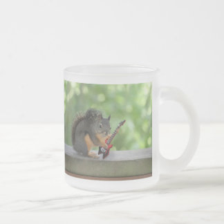 Taza De Cristal Esmerilado Ardilla que toca la guitarra eléctrica