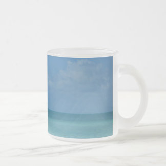 Taza De Cristal Esmerilado Azul turquesa tropical del horizonte del Caribe