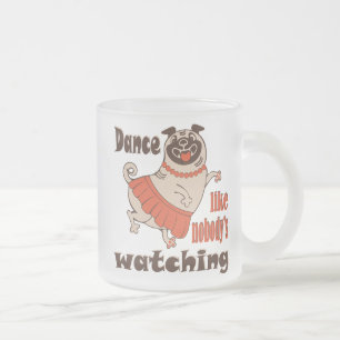 Taza De Cristal Esmerilado Baila como nadie ve a la chica Pug Dog