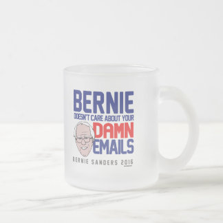 Taza De Cristal Esmerilado Bernie no cuida sobre sus correos electrónicos